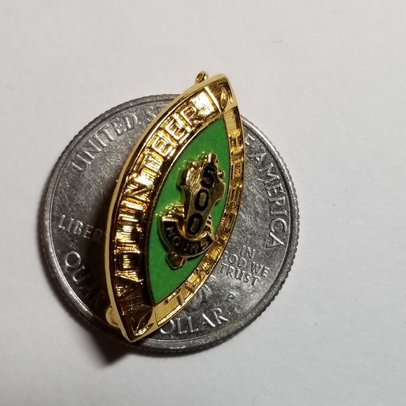 Vintage Hospital Volunteer 500 Hours pin gold tone brooch green enamel - Picture 4 of 7